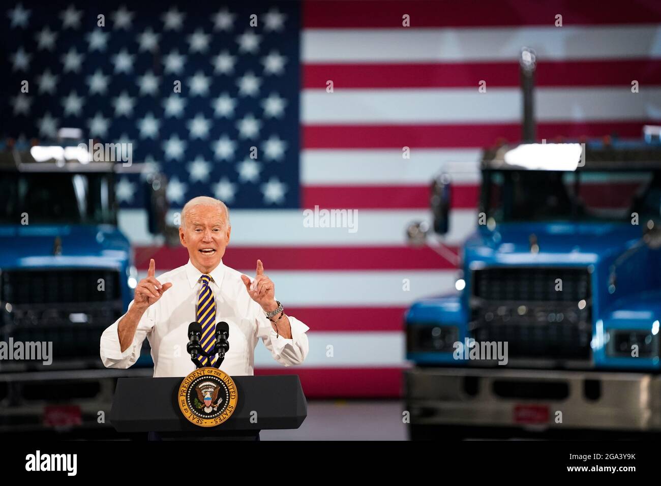 Macungie, Stati Uniti. 28 Luglio 2021. Il presidente Joe Biden parla della produzione americana durante una visita allo stabilimento Mack Trucks Lehigh Valley Operations di Macungie, USA. Credit: Chase Sutton/Alamy Live News Foto Stock