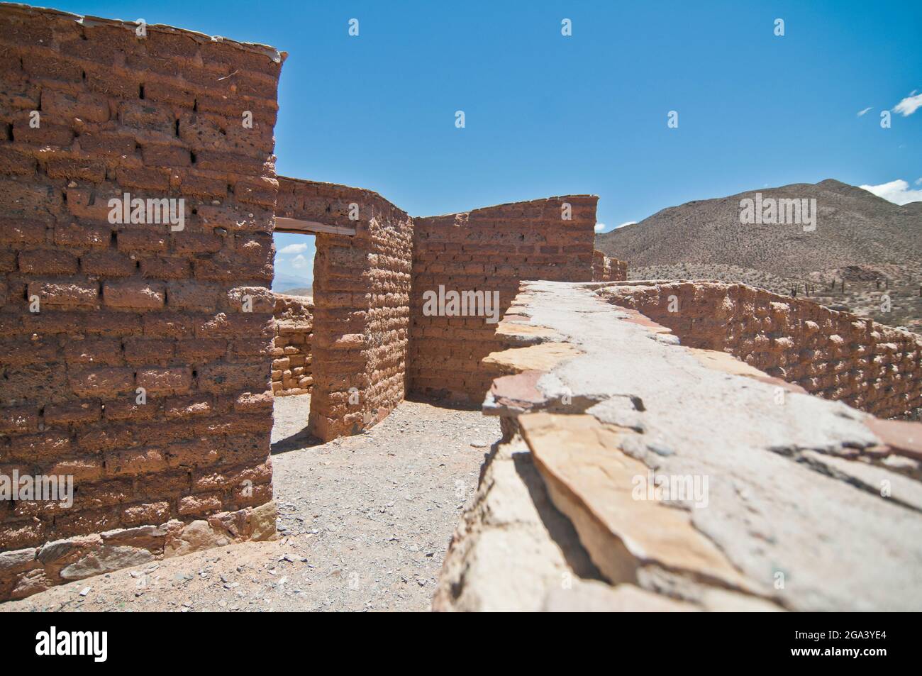 Rovine archeologiche: Case di aborigine in mattoni di adobe, Salta, Argentina Foto Stock