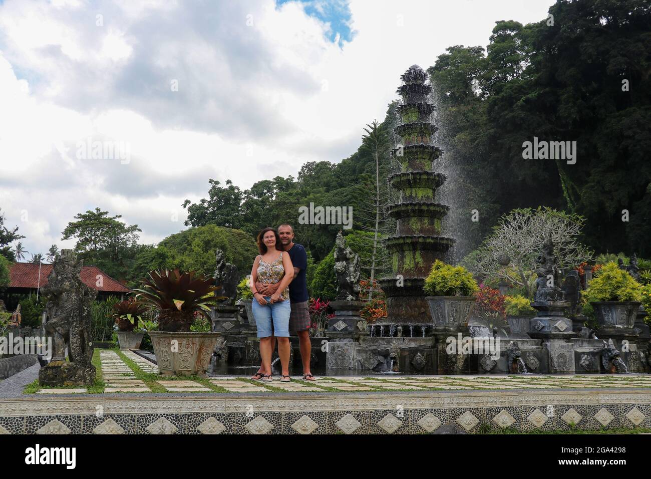 Bali, 23 marzo 2020 Coppia turistica nel giardino della regina Tirta Gannga. Felice coppia di amore a Taman Tirtagangga, il palazzo d'acqua, il parco acquatico, Bali Foto Stock