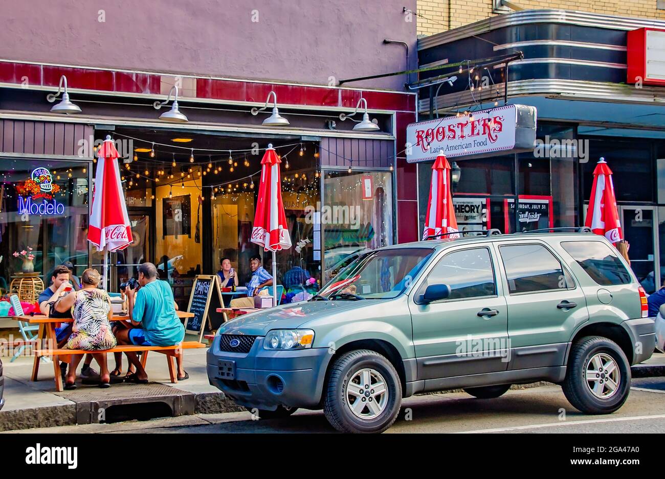 I clienti mangiano all'aperto al Roosters di Dauphin Street, 28 luglio 2021, a Mobile, Alabama. Il tasso COVID dell'Alabama è ora il più alto nella nazione. Foto Stock