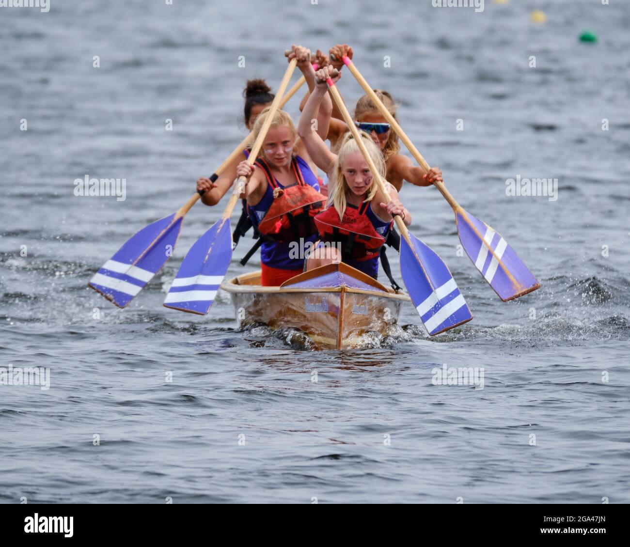 Eastern Ontario Qualifier Regata al Rideau Canoe Club: Barca C-4 U16 Femminile canoe racers che vogano per la finitura Foto Stock