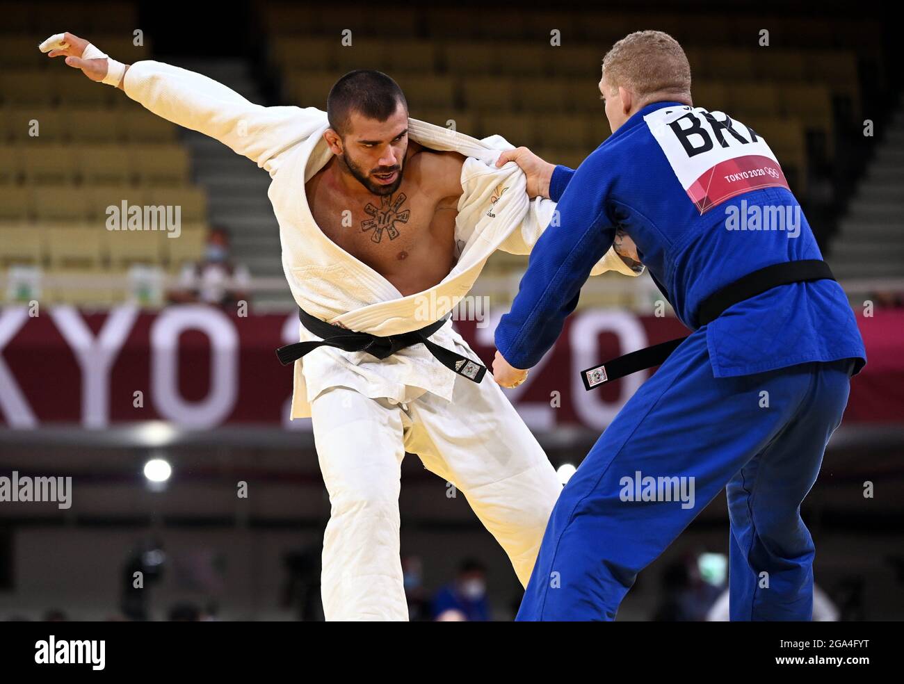 Il belga Toma Nikiforov (Bianco) e il brasiliano Buzacarini (Blu) hanno raffigurato in azione nel round del 32 la lotta tra il belga Nikiforov e il brasiliano Foto Stock