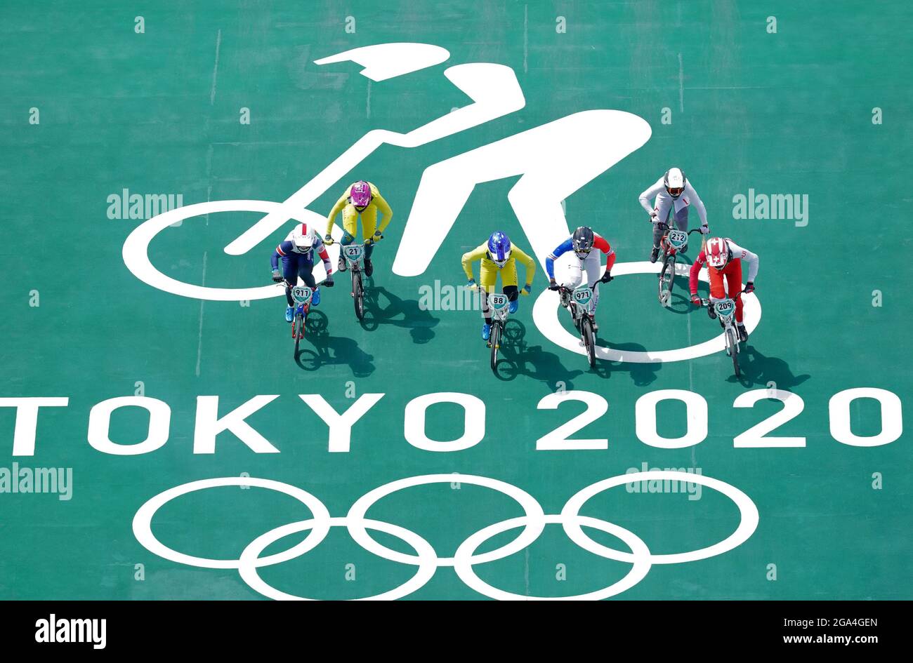 Bethany Shriever (a sinistra) della Gran Bretagna nei quarti di gara BMX delle donne, eseguire 3 Heat 3 presso l'Ariake Urban Sports Park il sesto giorno dei Giochi Olimpici di Tokyo 2020 in Giappone. Data immagine: Giovedì 29 luglio 2021. Foto Stock
