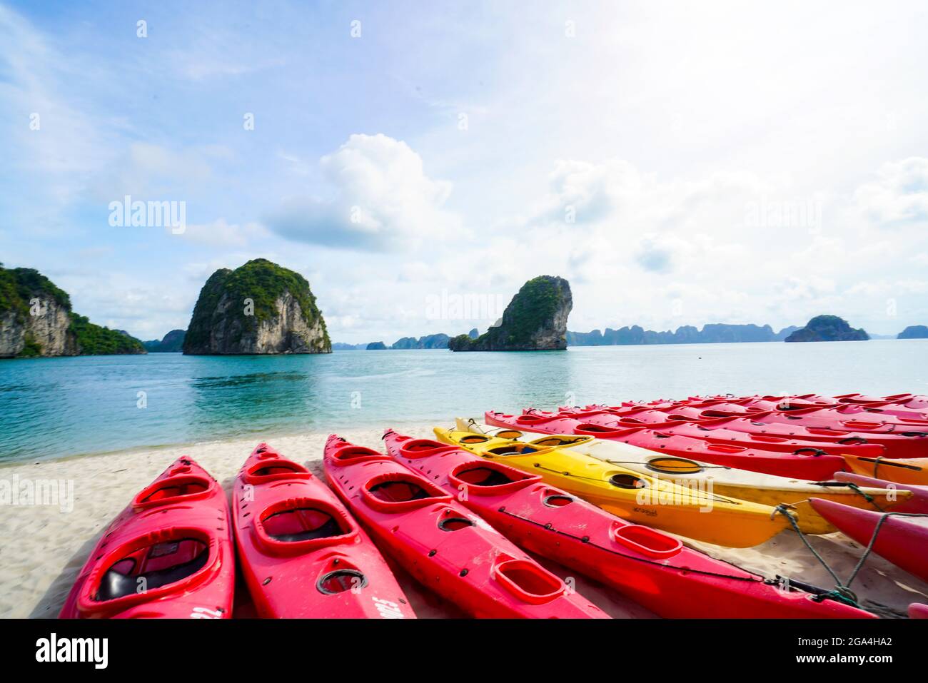 Bel kayak nella baia di ha Long nel nord del Vietnam Foto Stock
