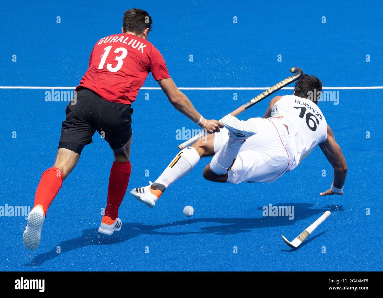 Il canadese Brendan Guraliuk e il belga Alexander Hendrickx combattono per la palla durante una partita di hockey tra i Red Lions del Belgio e il Canada, in piscina B. Foto Stock