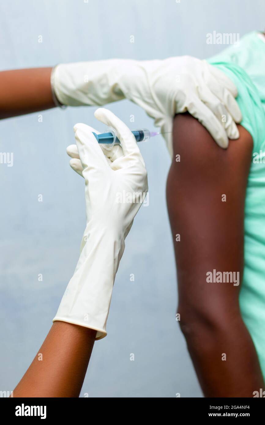 un uomo viene vaccinato da un medico. Foto Stock