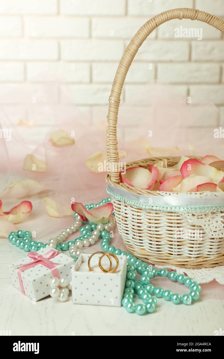 Cestino per matrimoni con petali di rose sul tavolo, su sfondo chiaro Foto  stock - Alamy