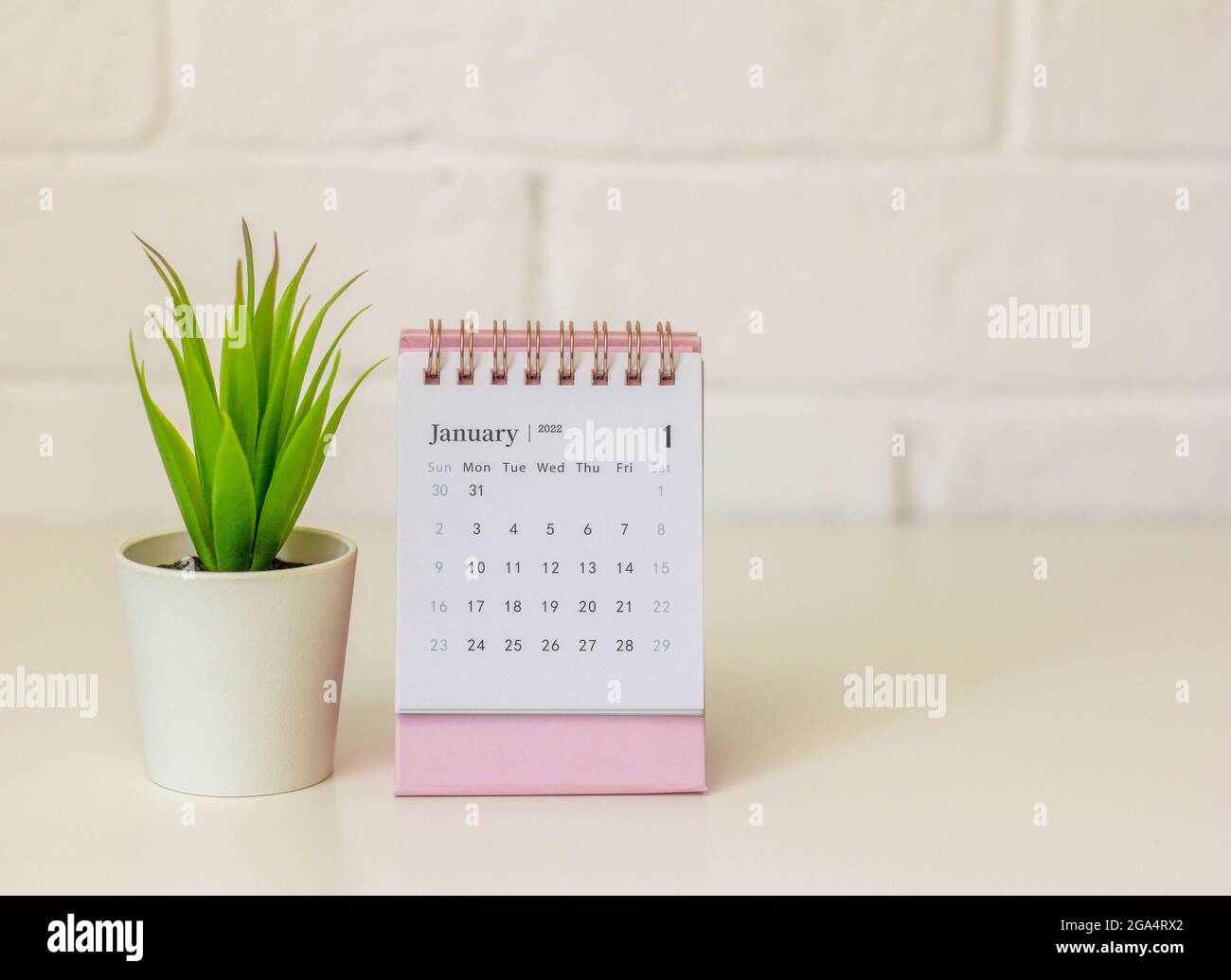 Calendario di Gennaio 2022 . Calendario desktop su sfondo chiaro.Hello, 2022  Foto stock - Alamy