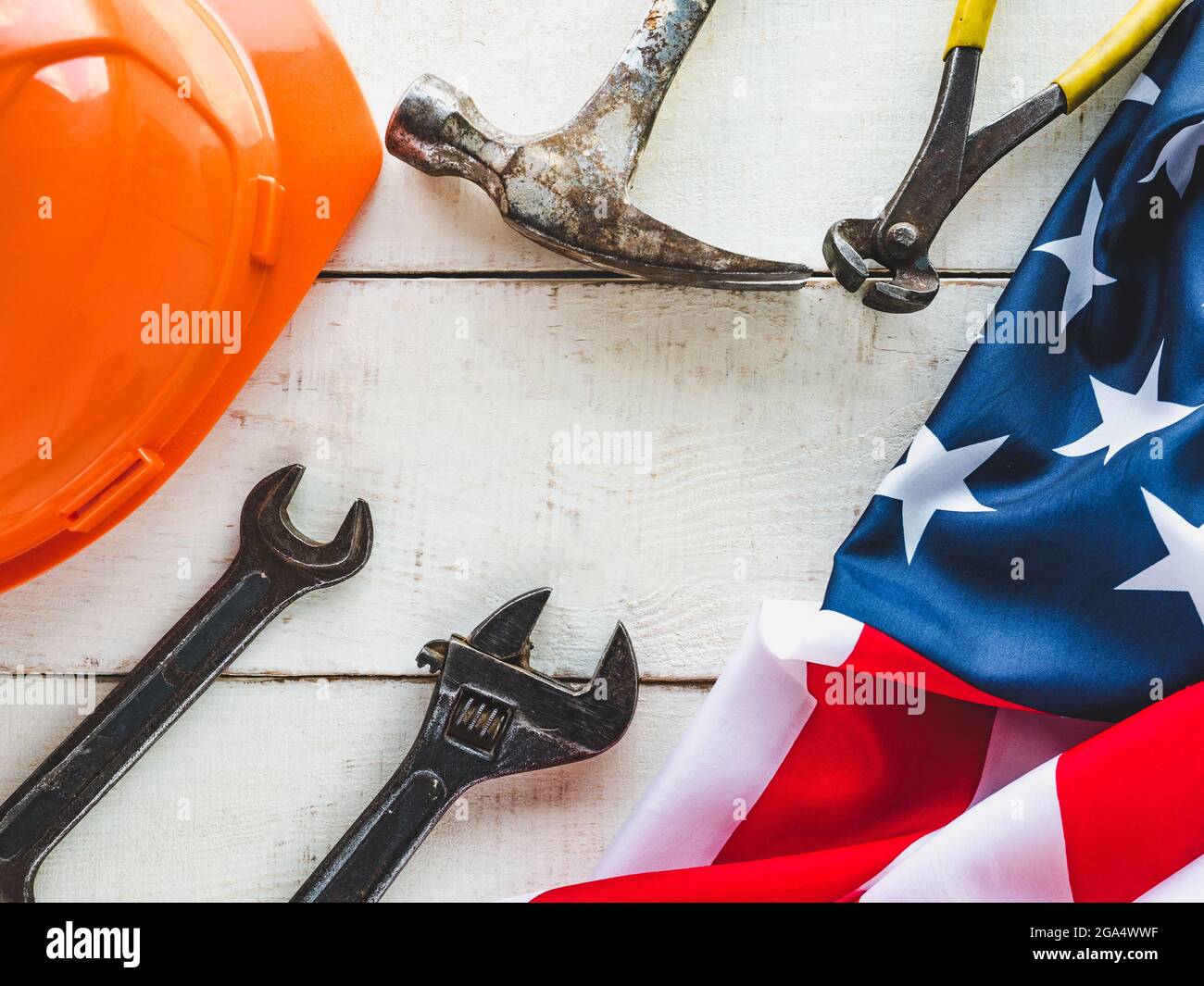 Fiori luminosi e un luogo per il vostro messaggio di congratulazioni. Primo piano, vista dall'alto. Nessuna gente. Concetto di preparazione per una vacanza. Congratulazioni Foto Stock