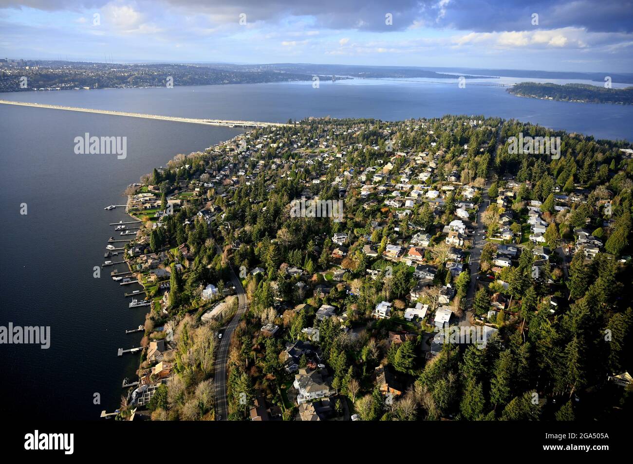 MERCER ISLAND E IL PONTE GALLEGGIANTE I-90 SUL LAGO WASHINGTON PER SEATTLE, WASHINGTON, USA Foto Stock