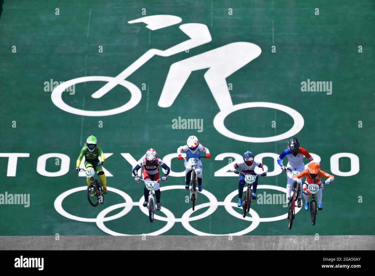 Tokyo, Giappone. Credito: MATSUO. 29 luglio 2021. STEVAUX CARNAVAL Priscilla Andreia 93 (BRA), STANCIL Felicia 6 (USA), MECHIELSEN Drew 155 (CAN), SUVOROVA Natalia 41 (ROC), ETIENNE Axelle 3 (fra), SMULDERS Laura 110 (NED) Ciclismo : BMX Racing - quarto finale femminile durante i Giochi Olimpici di Tokyo 2020 in Giappone, Ariake. Credit: MATSUO .K/AFLO SPORT/Alamy Live News Foto Stock