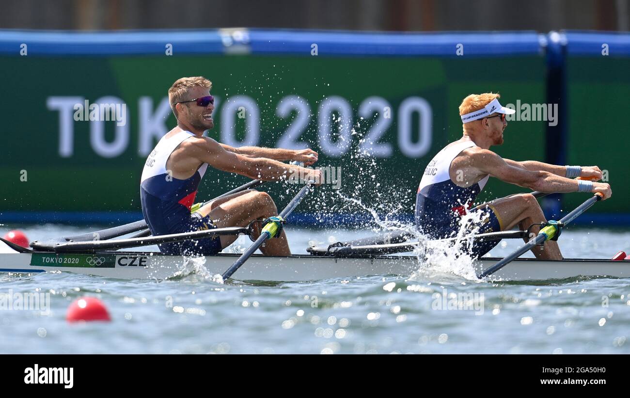 I vogatori cechi L-R Jiri Simanek e Miroslav Vrastil compete nella finale di due scafi da uomo leggero durante le Olimpiadi estive di Tokyo 2020, il 29 luglio Foto Stock