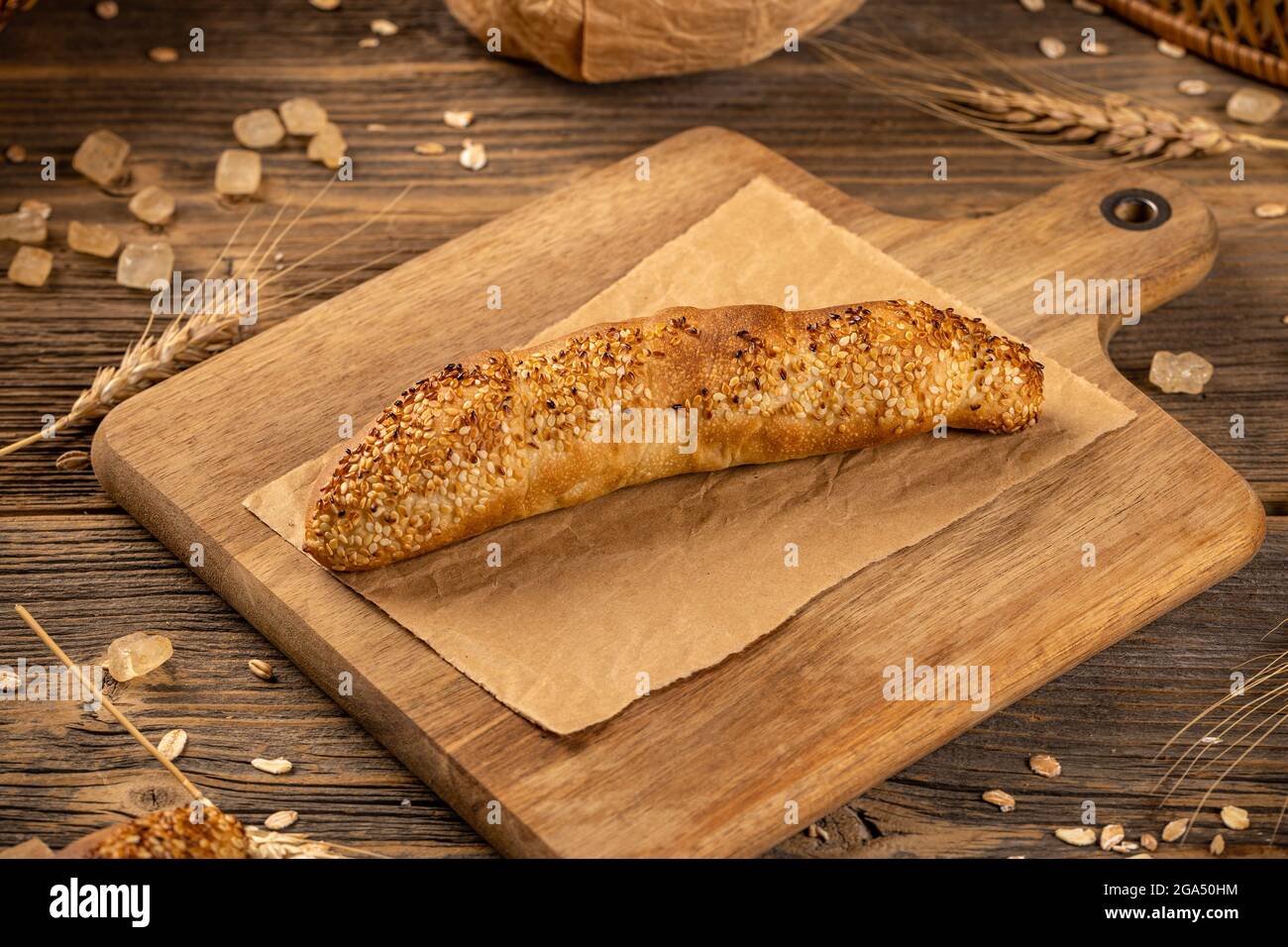 Panino del cane caldo di grano intero pronto a mangiare su sfondo di legno Foto Stock