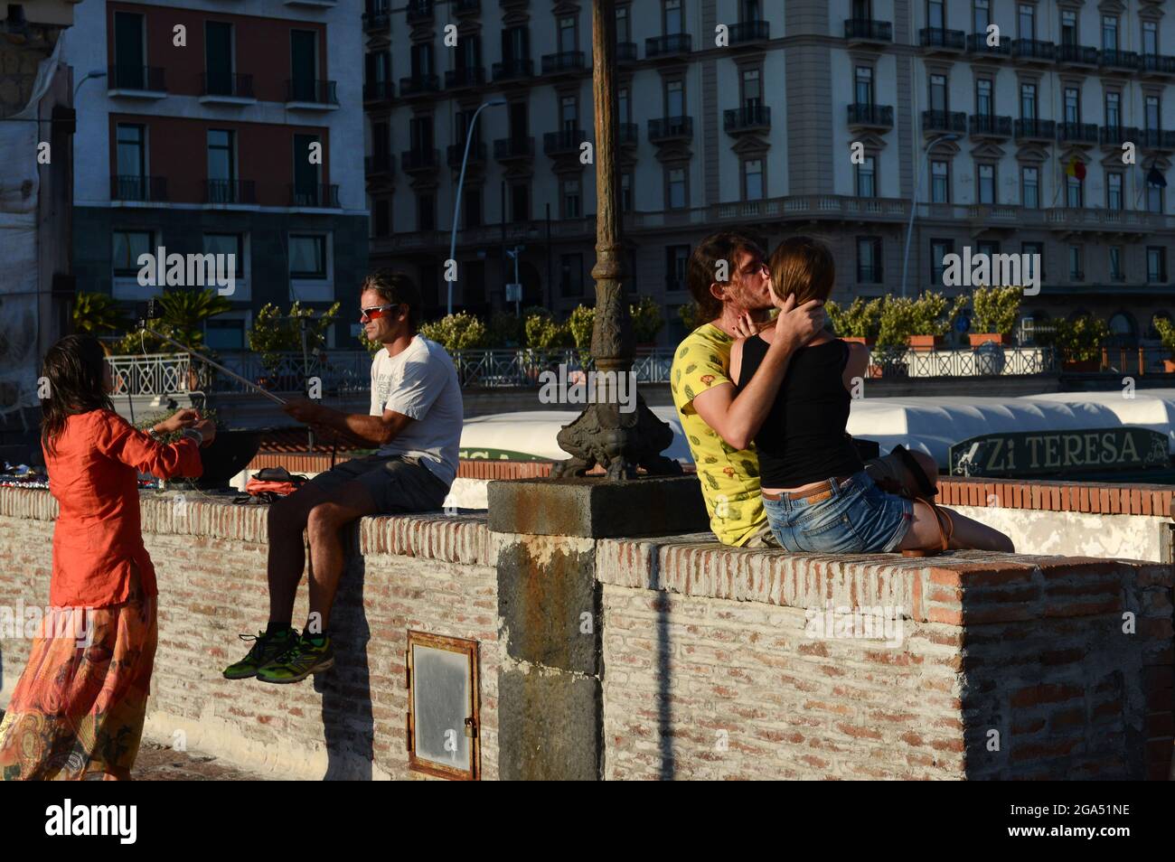 Una coppia italiana che si bacia sul lungomare di Napoli, Italia Foto stock  - Alamy