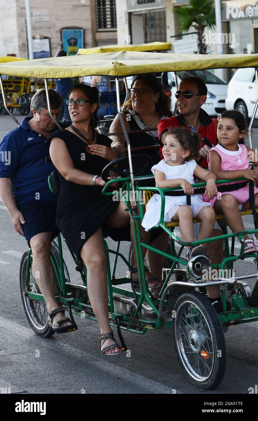 Giro turistico in bicicletta a quattro ruote sul lungomare di via Partenope  a Napoli Foto stock - Alamy
