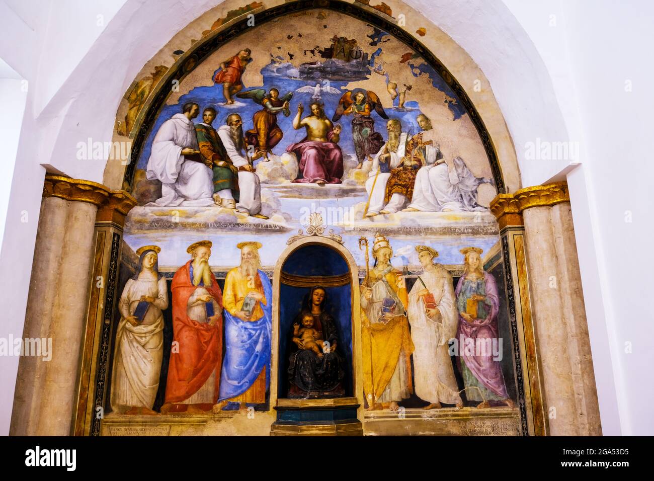 'Santissima Trinità circondata da Santi' di Raffaello e Perugino in Cappella di San Servo a Perugia Italia Foto Stock