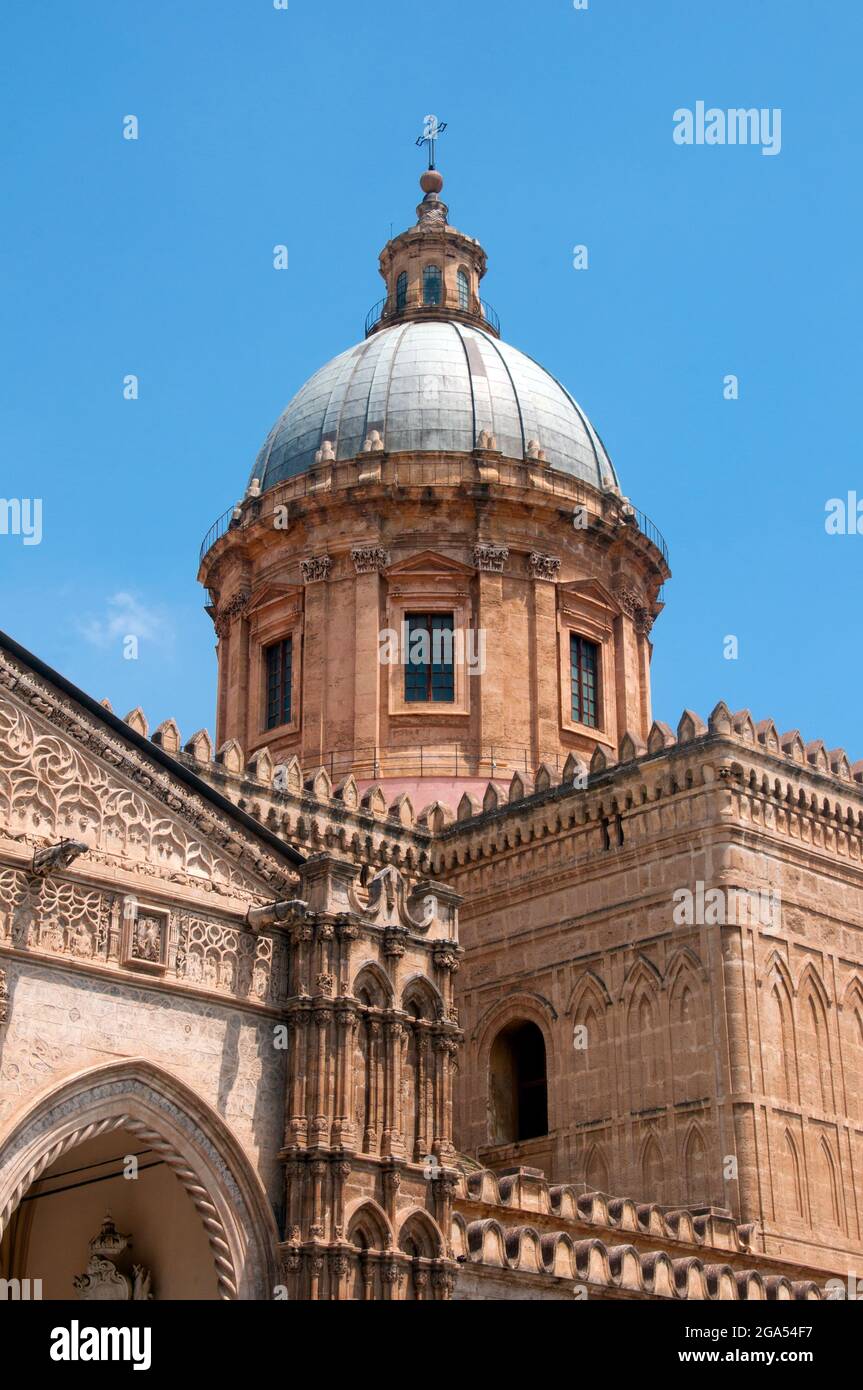 Italia: Cattedrale Metropolitana dell'Assunzione della Vergine Maria (Cattedrale di Palermo), Palermo, Sicilia. La chiesa fu eretta nel 1185 da Walter Ophamil (o Walter del Mulino), arcivescovo anglo-normanno di Palermo e ministro di Re Guglielmo II, nell'area di una precedente basilica bizantina. Gli ordini superiori delle torri angolari furono costruiti tra il XIV e il XV secolo, mentre nel primo Rinascimento fu aggiunto il portico meridionale. L'aspetto neoclassico attuale risale al lavoro svolto tra il 1781 e il 1801. Foto Stock