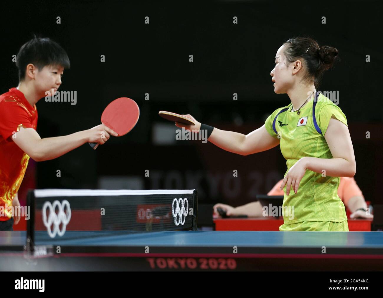 La Cina Sun Yingsha (L) e il Giappone Mima Ito Bump Racchette dopo Sun ha  vinto la partita semifinale femminile di ping pong singles alle Olimpiadi di  Tokyo in mezzo alla pandemia