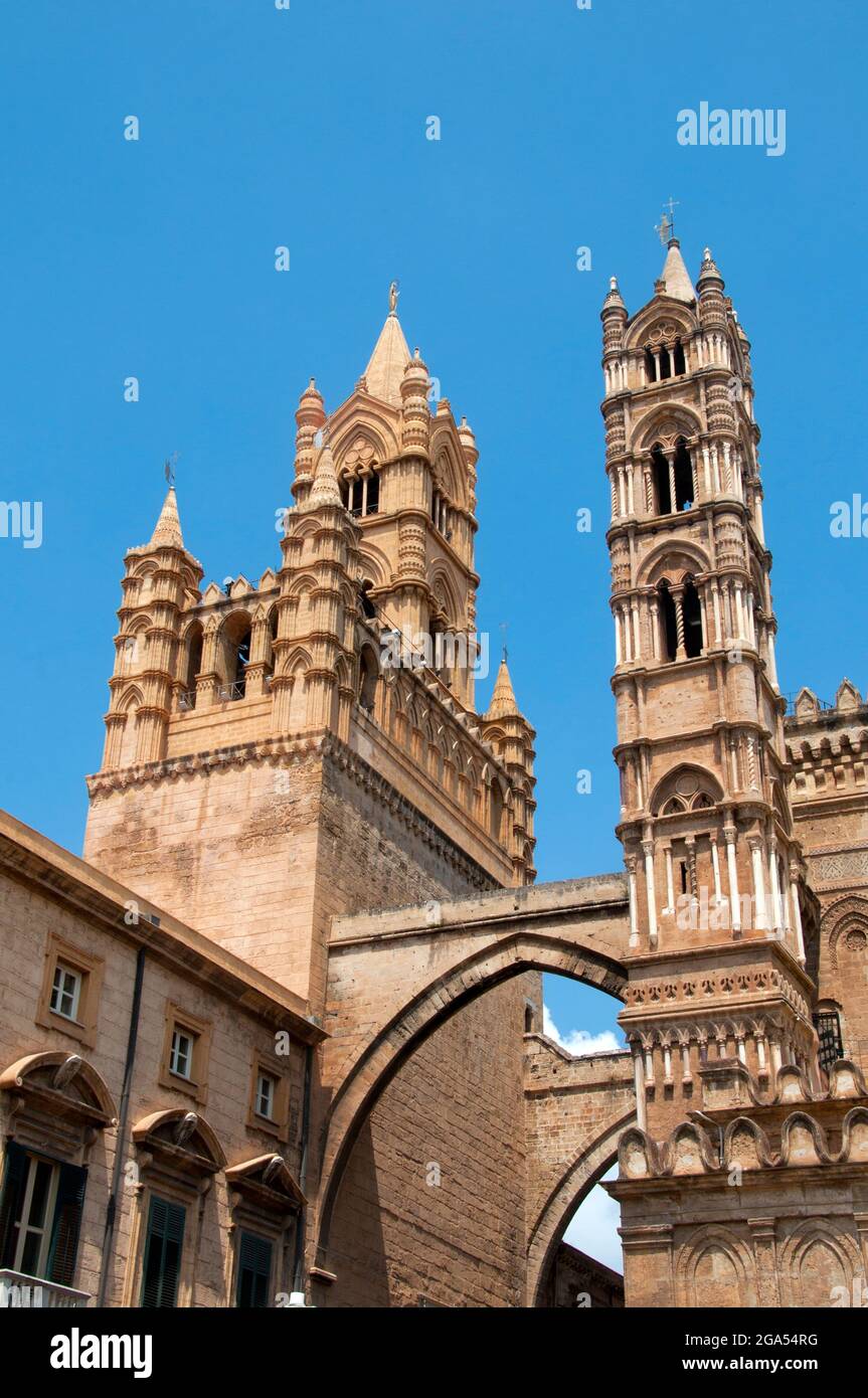 Italia: Cattedrale Metropolitana dell'Assunzione della Vergine Maria (Cattedrale di Palermo), Palermo, Sicilia. La chiesa fu eretta nel 1185 da Walter Ophamil (o Walter del Mulino), arcivescovo anglo-normanno di Palermo e ministro di Re Guglielmo II, nell'area di una precedente basilica bizantina. Gli ordini superiori delle torri angolari furono costruiti tra il XIV e il XV secolo, mentre nel primo Rinascimento fu aggiunto il portico meridionale. L'aspetto neoclassico attuale risale al lavoro svolto tra il 1781 e il 1801. Foto Stock