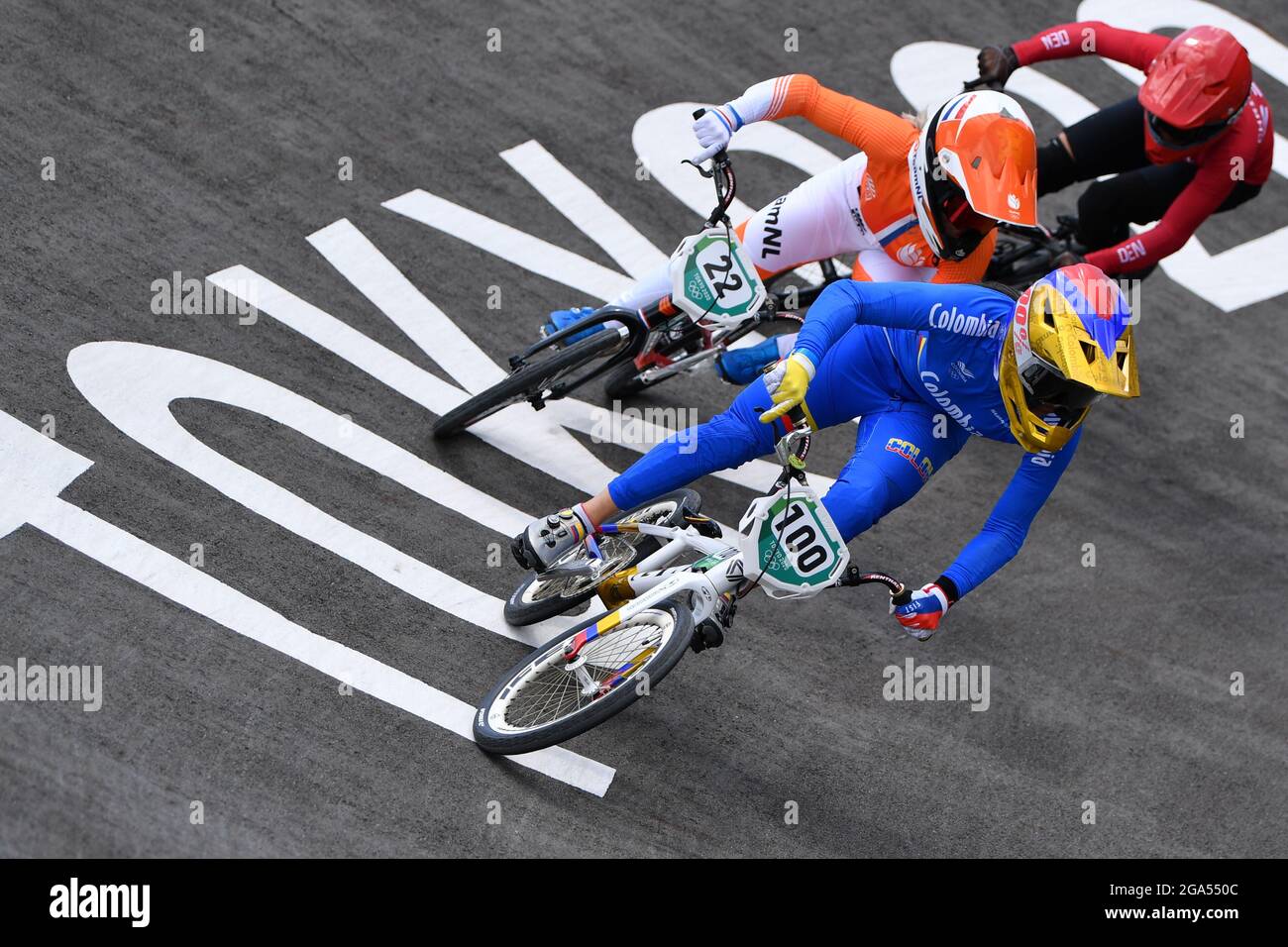 Tokyo, Giappone. Credito: MATSUO. 29 luglio 2021. PAJON Mariana 100 (col), SMULDERS Merel 22 (NED) Ciclismo : BMX Racing - quarto finale femminile durante i Giochi Olimpici di Tokyo 2020 al Parco Sportivo Urbano Ariake di Tokyo, Giappone. Credit: MATSUO .K/AFLO SPORT/Alamy Live News Foto Stock