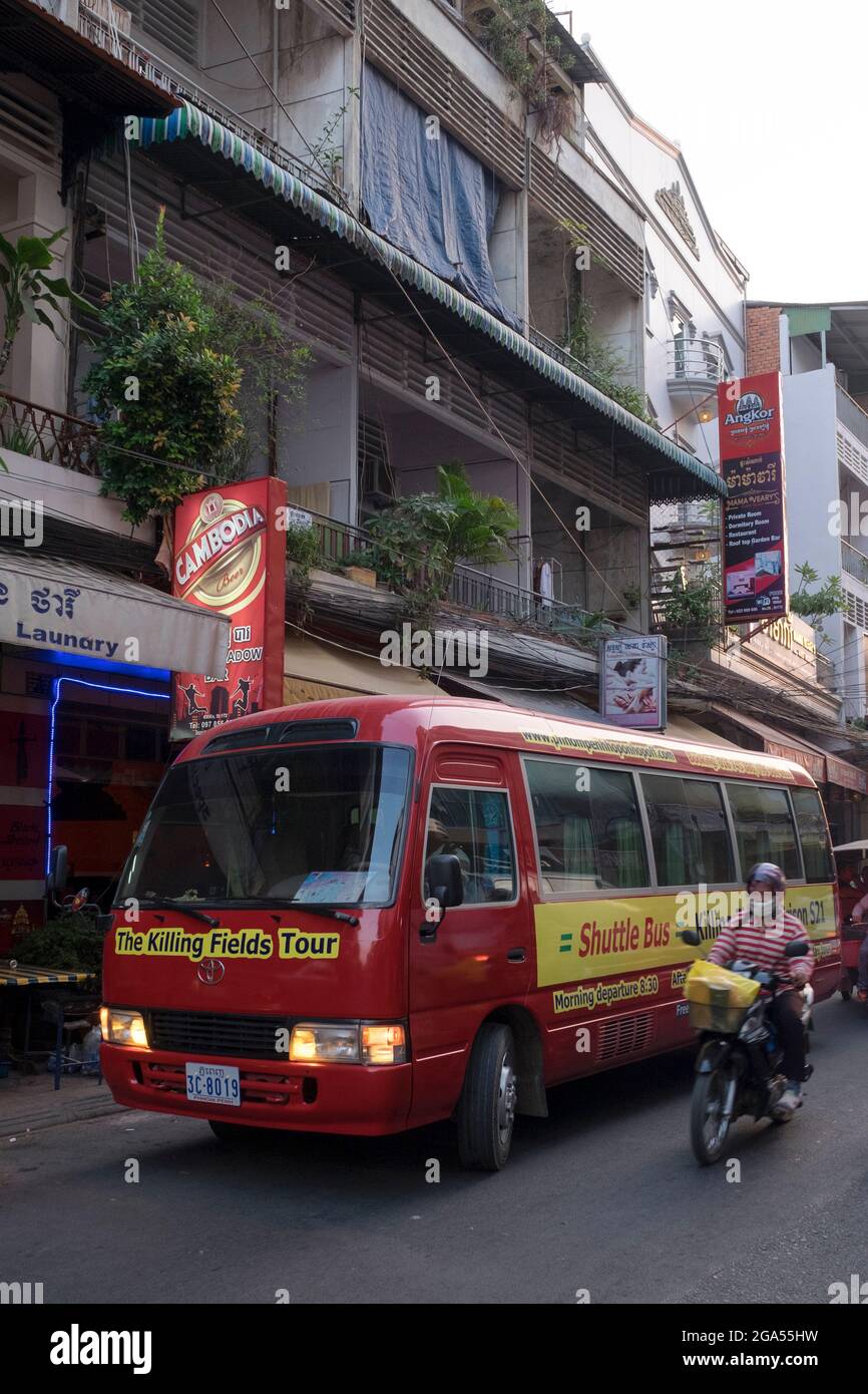 Cambogia: Un autobus turistico per visitare Tuol Sleng (S-21) e il centro genocida Choeung Ek, Phnom Penh. Circa 12 km (7½ miglia) a sud di Phnom Penh si trovano i famigerati campi di uccisione di Choeung Ek. Qui le vittime dei Khmer Rossi, tra cui molte di Tuol Sleng, sono state prese per l'esecuzione e la sepoltura in tombe di massa. Molti di questi sono stati esumati e un mausoleo a forma di stupa è stato eretto alla loro memoria. Foto Stock