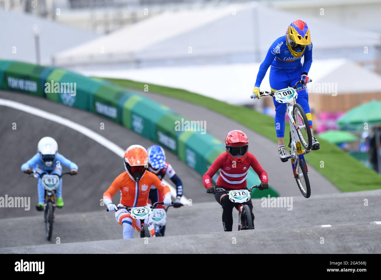 Tokyo, Giappone. Credito: MATSUO. 29 luglio 2021. PAJON Mariana 100 (col), SMULDERS Merel 22 (NED), CHRISTENSEN Simone 210 (DEN), VANHOOF Elke 91 (bel), RIDENOUR Payton 215 (USA), KITWANITSATHIAN Chutikan 213 (THA) Ciclismo : BMX Racing, il quartiere delle Donne di Tokyo durante i Giochi Olimpici 2020 in Ariake, Giappone. Credit: MATSUO .K/AFLO SPORT/Alamy Live News Foto Stock