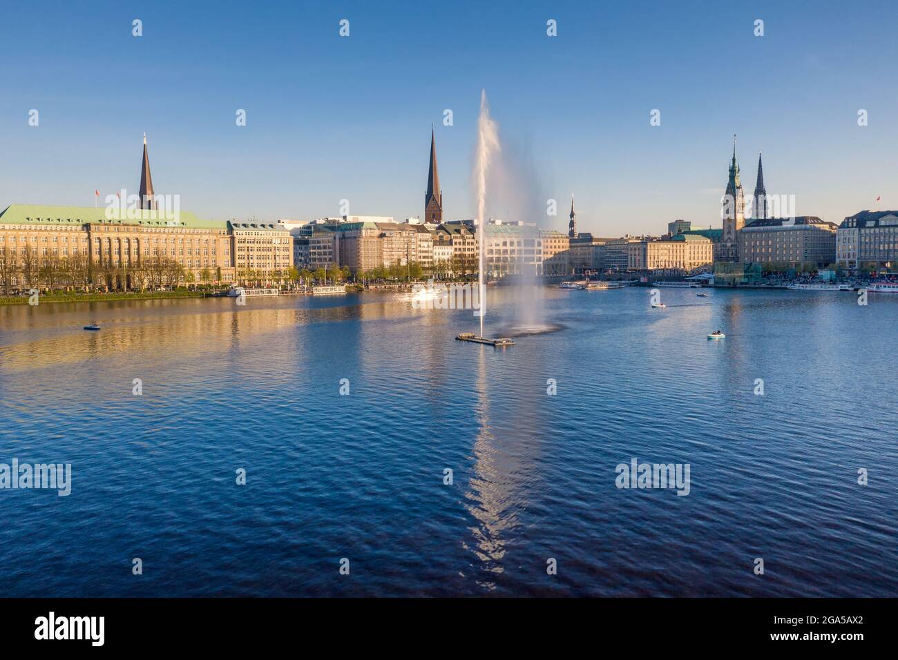 fontana sul lago interno dell'alster ad Amburgo Foto Stock