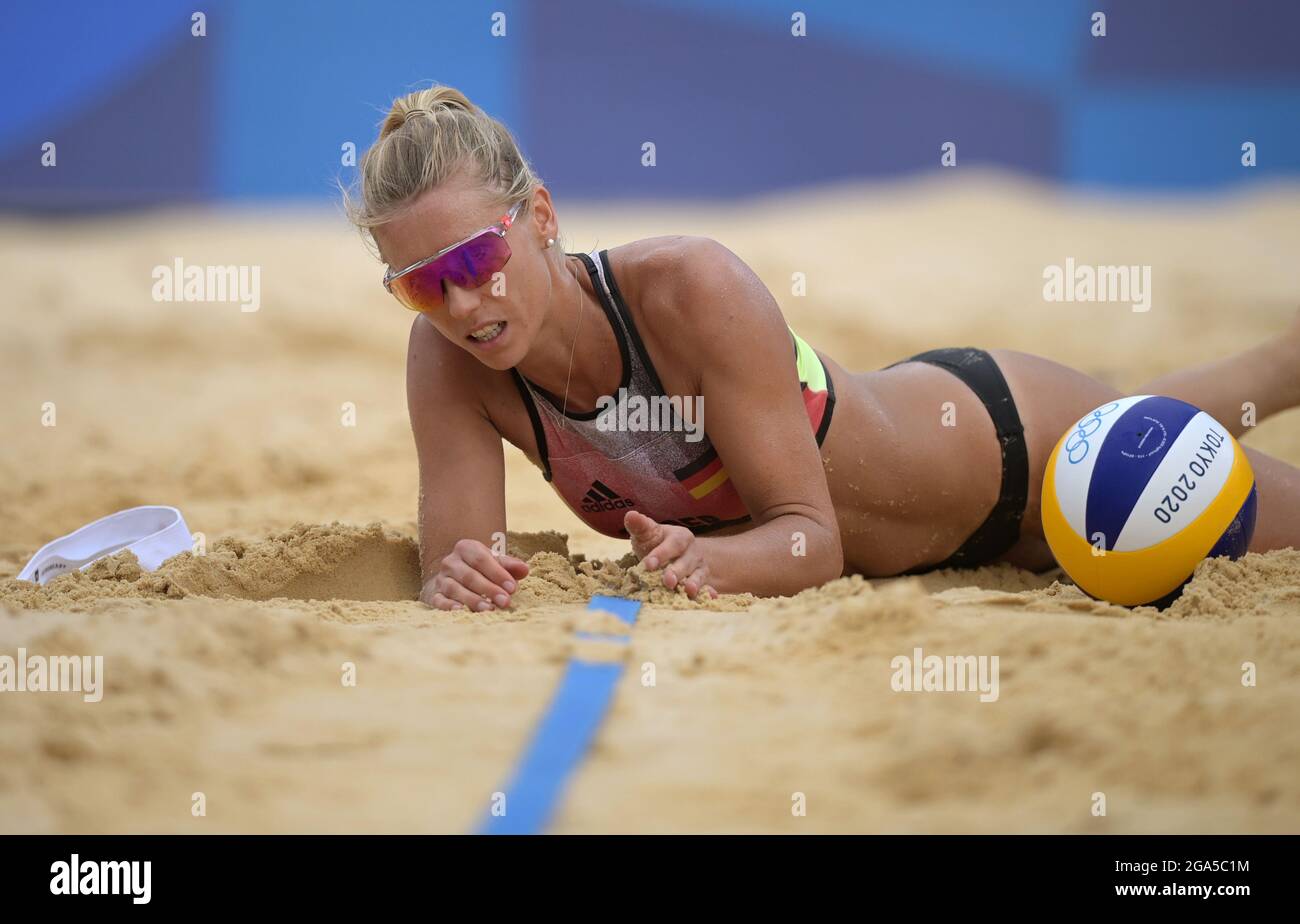 Tokio, Giappone. 29 luglio 2021. Pallavolo/Spiaggia: Olympia, partita preliminare, donne, Sude/Borger (Germania) - Stam/Schoon (Paesi Bassi) al Parco di Shiokaze. Karla Borger è sdraiato nella sabbia. Credit: Sebastian Gollnow/dpa/Alamy Live News Foto Stock