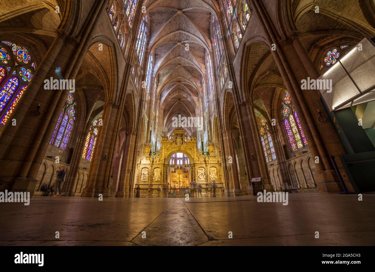 Leon, Spagna - 25 giugno 2019: La navata principale della Cattedrale di Leon, chiamata anche Casa della luce, Spagna Foto Stock