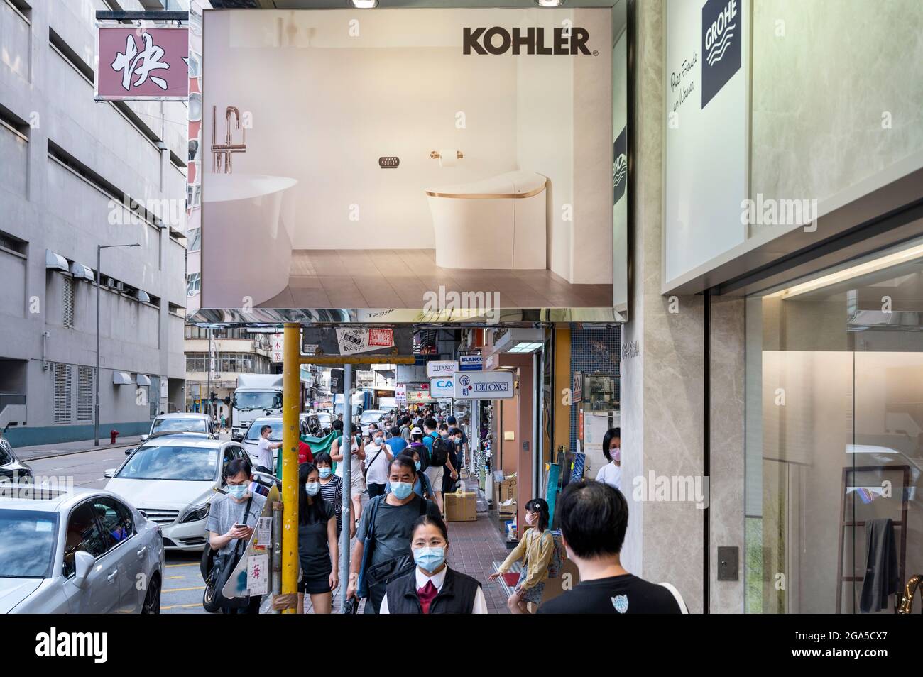 Hong Kong, Cina. 28 luglio 2021. I pedoni passano davanti all'azienda americana di produzione di prodotti idraulici Kohler negozio visto a Hong Kong. Credit: SOPA Images Limited/Alamy Live News Foto Stock