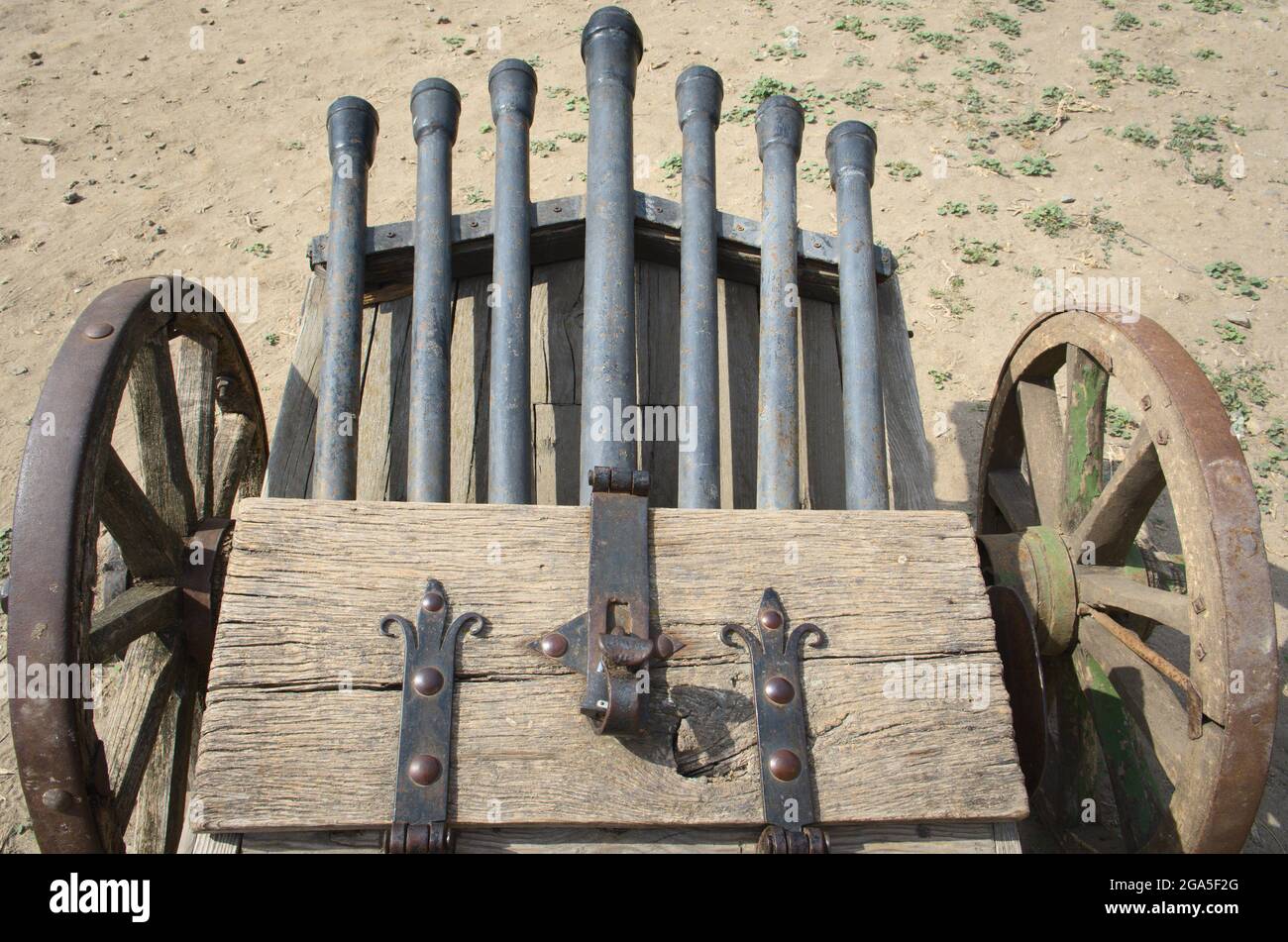 Antico cannone multi-barreled su ruote vista dall'alto Foto Stock