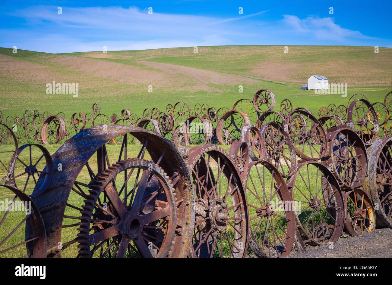 Il Wagon Wheel Fence, un progetto in corso, è composto da oltre 1,000 carri antichi e ruote motrici e si trova a Uniontown lungo la US-195. Foto Stock