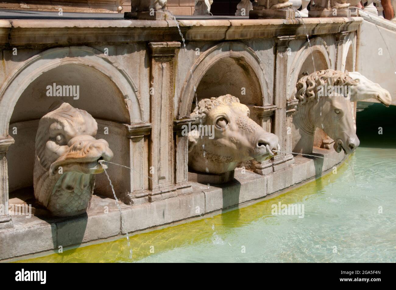 Italia: Fontana Pretoria del XVI secolo, Piazza Pretoria, Palermo, Sicilia. La Fontana Praetoriana si trova nel cuore del centro storico di Palermo e rappresenta il punto di riferimento più importante di Piazza Pretoria. La fontana fu originariamente costruita da Francesco Camilliani (1530 - 1586), scultore toscano, nella città di Firenze nel 1554, ma fu trasferita a Palermo nel 1574 Foto Stock