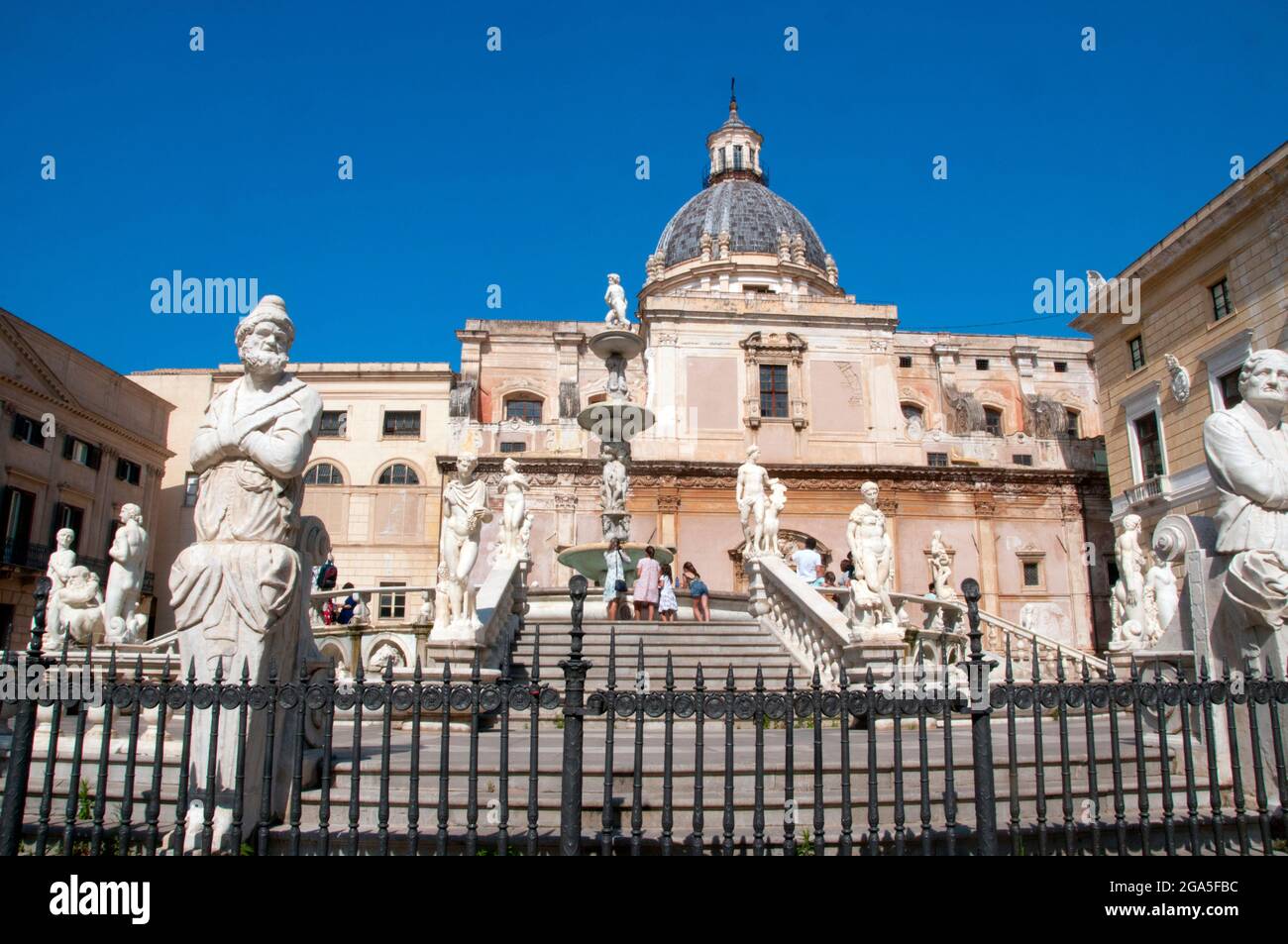 Italia: Fontana Pretoria del XVI secolo, Piazza Pretoria, Palermo, Sicilia. La Fontana Praetoriana si trova nel cuore del centro storico di Palermo e rappresenta il punto di riferimento più importante di Piazza Pretoria. La fontana fu originariamente costruita da Francesco Camilliani (1530 - 1586), scultore toscano, nella città di Firenze nel 1554, ma fu trasferita a Palermo nel 1574 Foto Stock