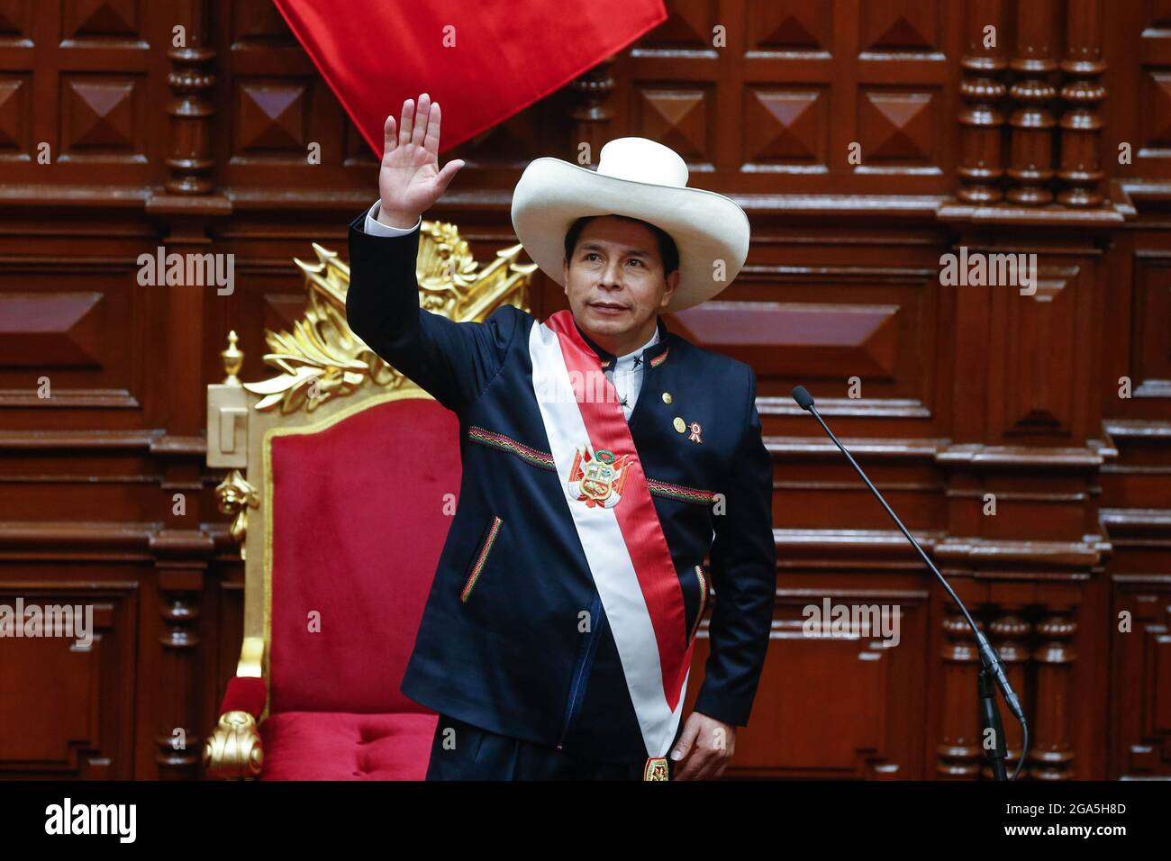 (210729) -- Lima, 29 luglio 2021 (Xinhua) -- Pedro Castillo è giurato come presidente del Perù durante una cerimonia nel Congresso della nazione a Lima, Perù, 28 luglio 2021. Pedro Castillo è stato giurato il mercoledì come presidente del Perù durante una cerimonia nel Congresso della nazione a Lima, dopo settimane di incertezza dopo aver sconfitto un rivale di destra in un runoff presidenziale combattuto duramente. (Stampa presidenziale peruviana/handout via Xinhua) Foto Stock
