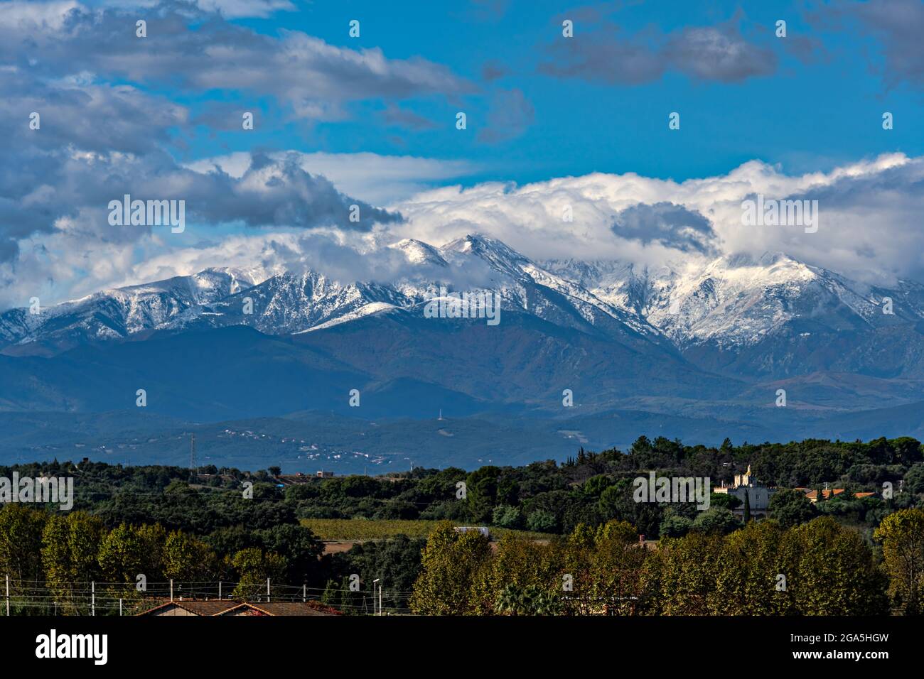 Vista di Canigou (Canigo in catalano) gamma da Elne, Pirenei Orientali, Francia. Foto Stock