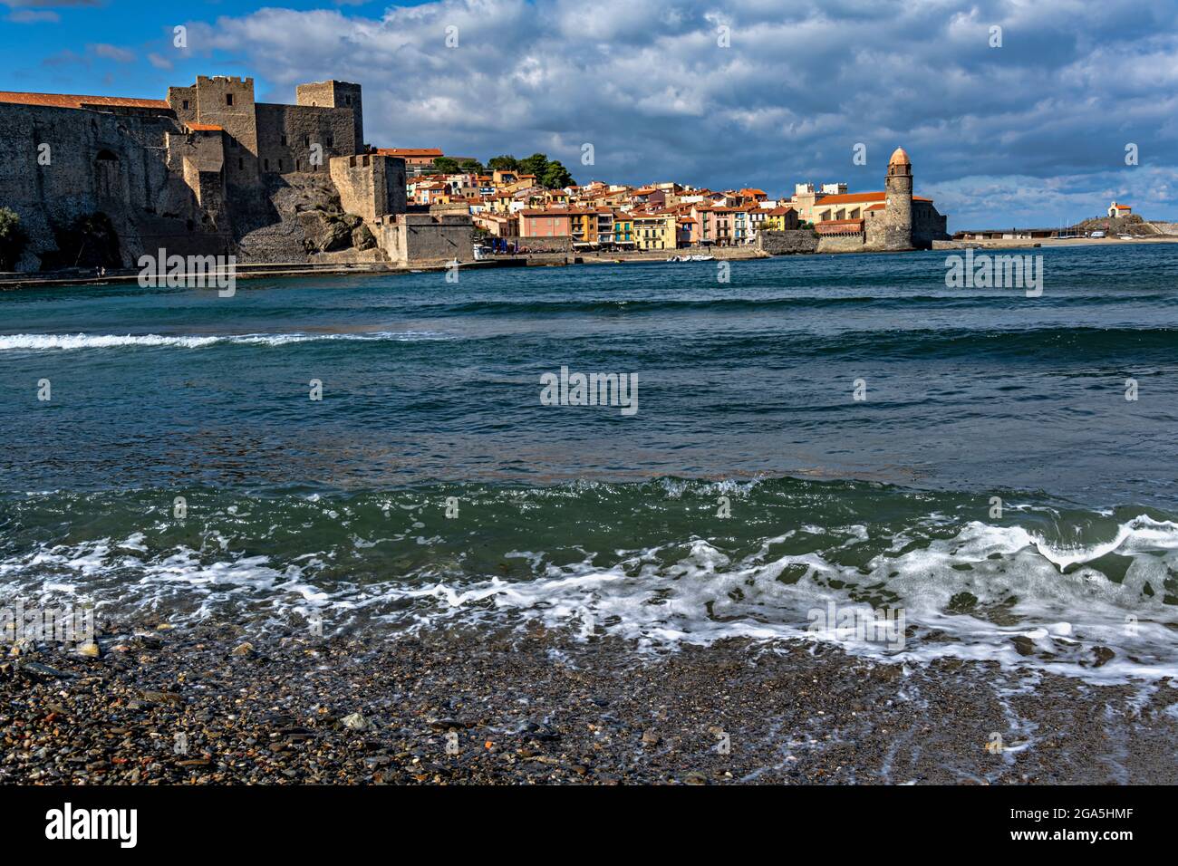 Vista di Collioure (Cullliure in catalano) con il castello e la chiesa, Pirenei Orientali, Francia. Foto Stock