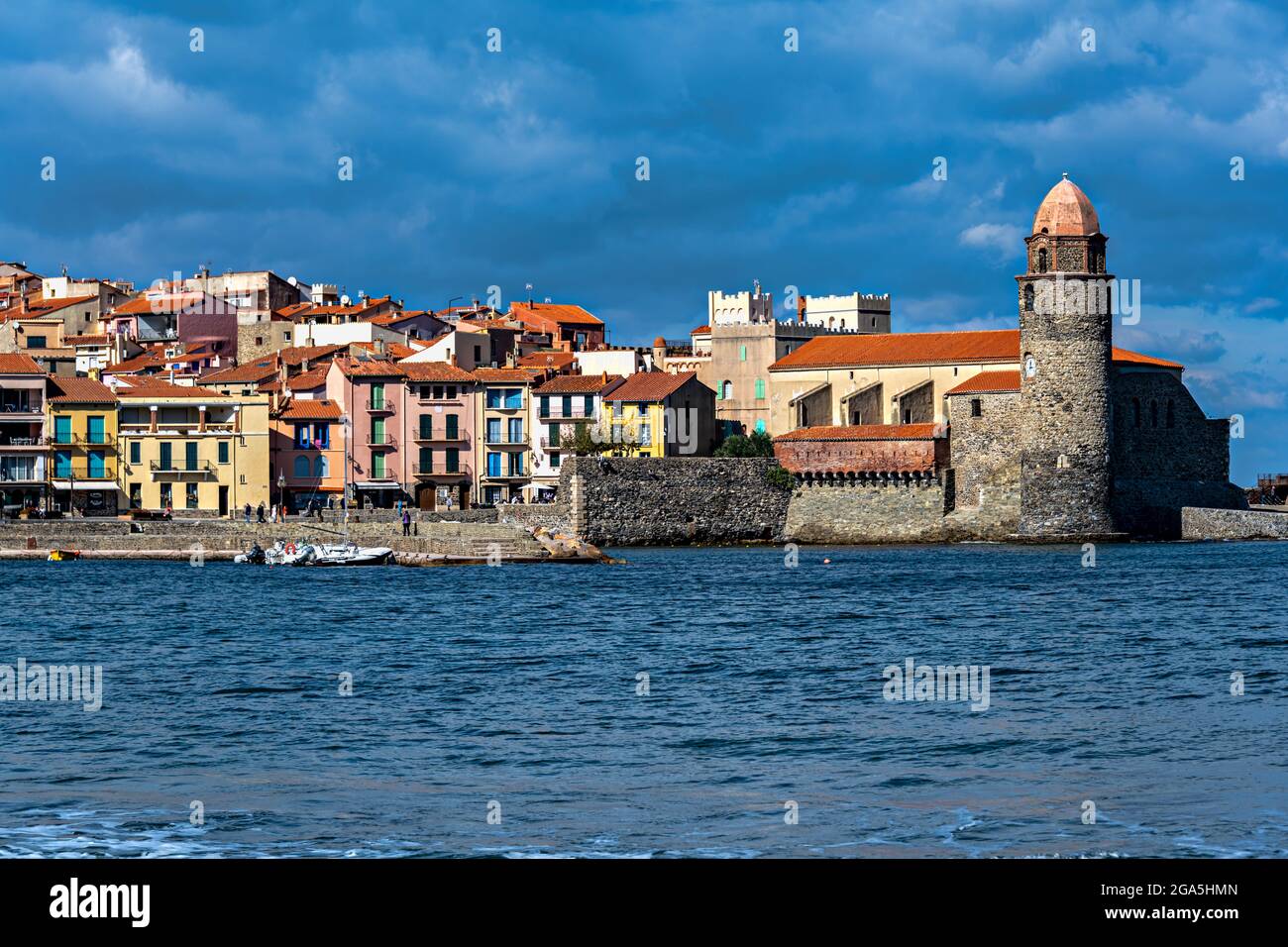 Vista di Collioure (Cullliure in catalano) con il castello e la chiesa, Pirenei Orientali, Francia. Foto Stock