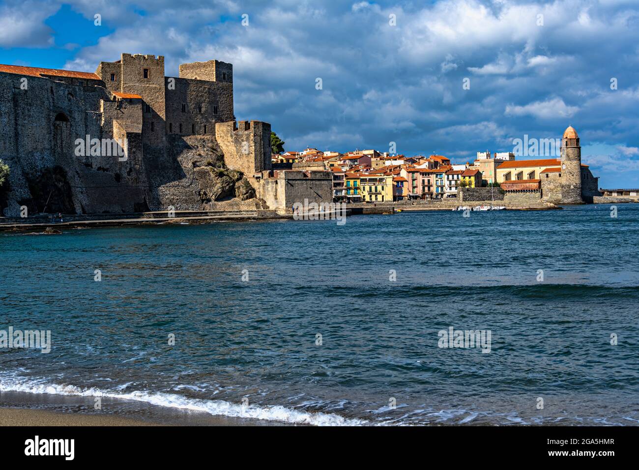 Vista di Collioure (Cullliure in catalano) con il castello e la chiesa, Pirenei Orientali, Francia. Foto Stock