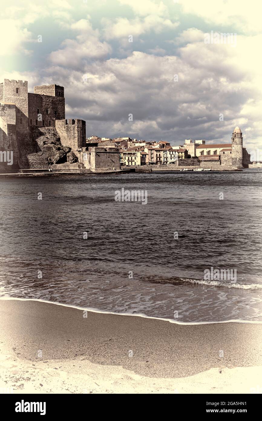 Vista di Collioure (Cullliure in catalano) con il castello e la chiesa, Pirenei Orientali, Francia. Foto Stock