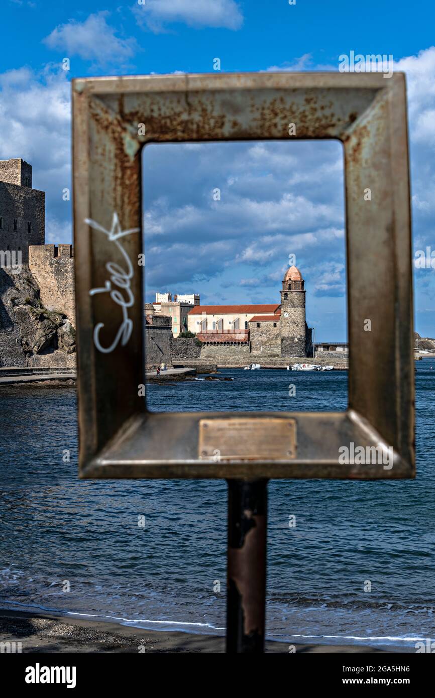 Vista di Collioure (Cullliure in catalano) con il castello e la chiesa, Pirenei Orientali, Francia. Foto Stock