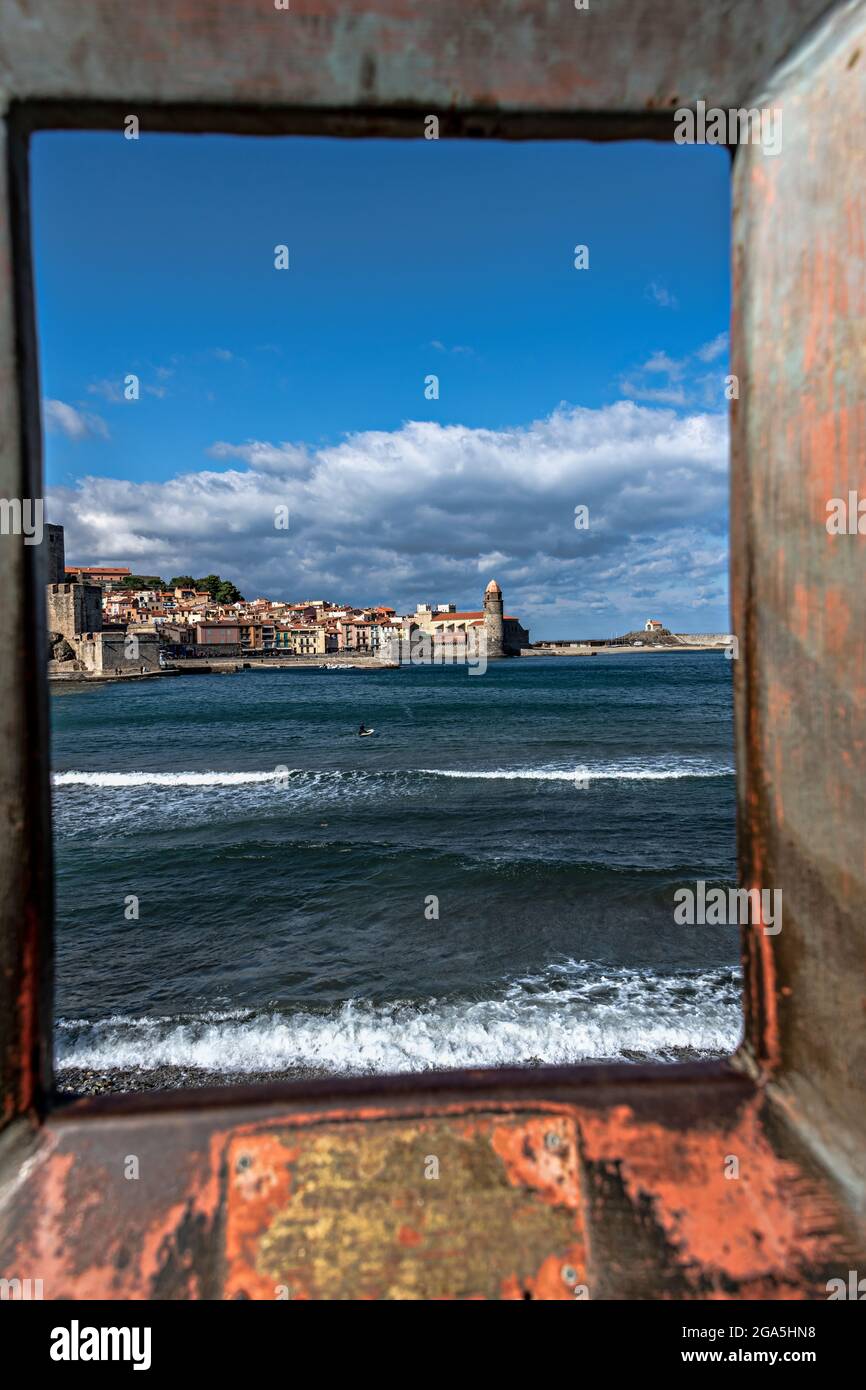 Vista di Collioure (Cullliure in catalano) con il castello e la chiesa, Pirenei Orientali, Francia. Foto Stock
