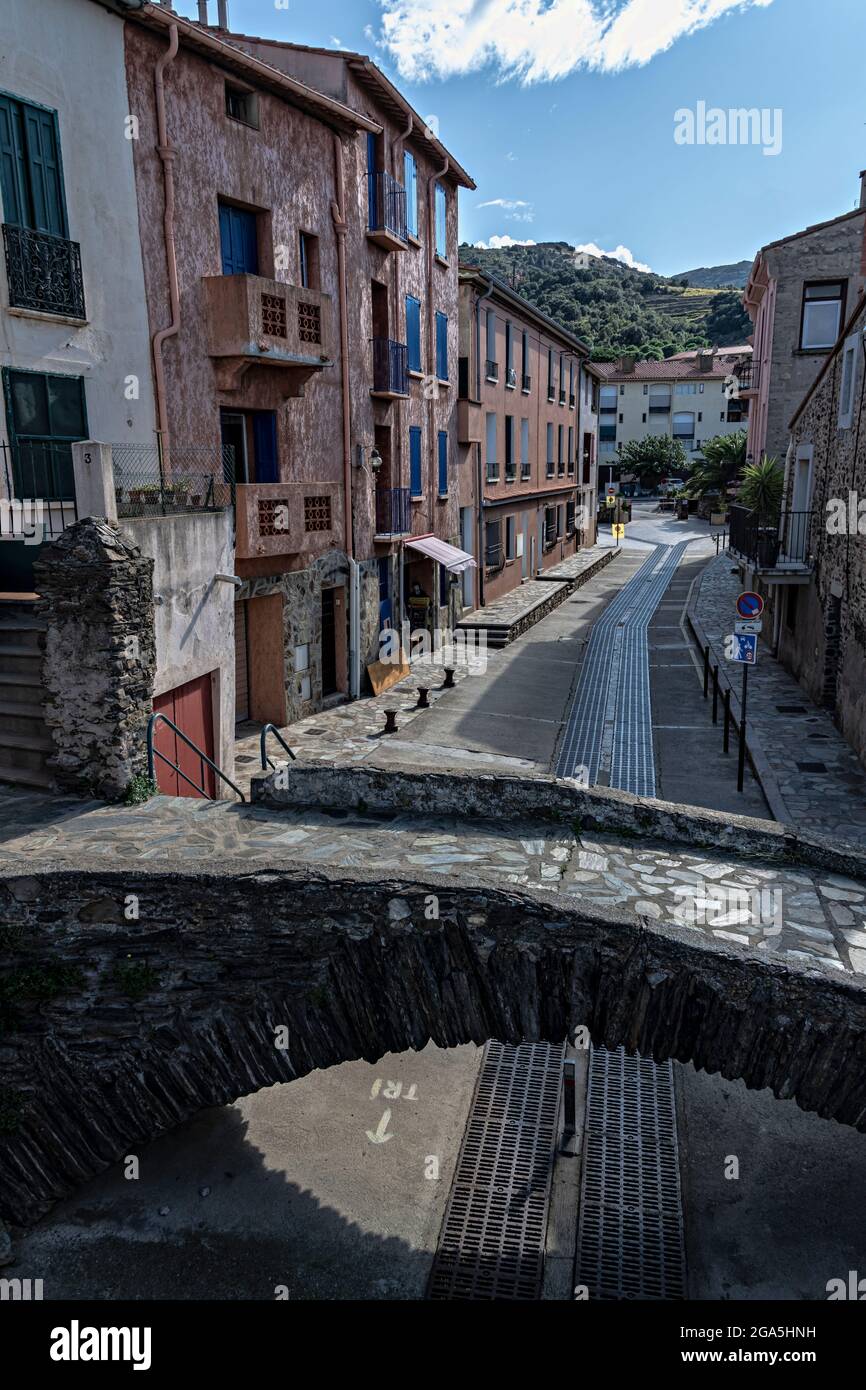 Strade nella città vecchia, Collioure, Pirenei Orientali, Linguadoca-Rossiglione, Francia. Foto Stock
