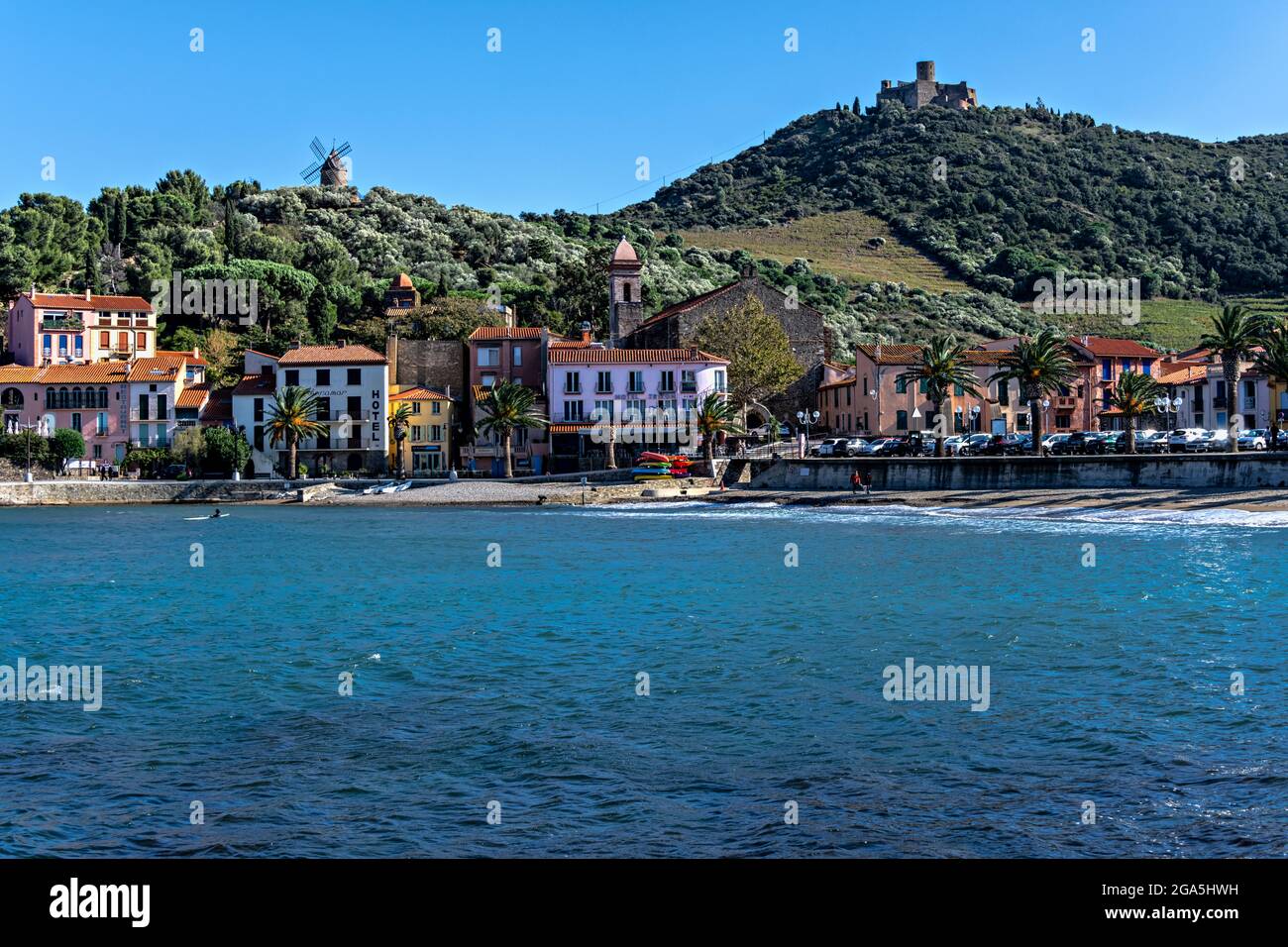 Vista della spiaggia e forte di Collioure, Pirenei Orientali, Francia. Foto Stock