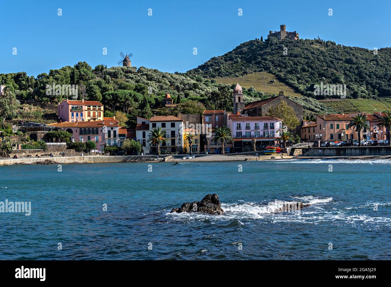 Vista della spiaggia e forte di Collioure, Pirenei Orientali, Francia. Foto Stock