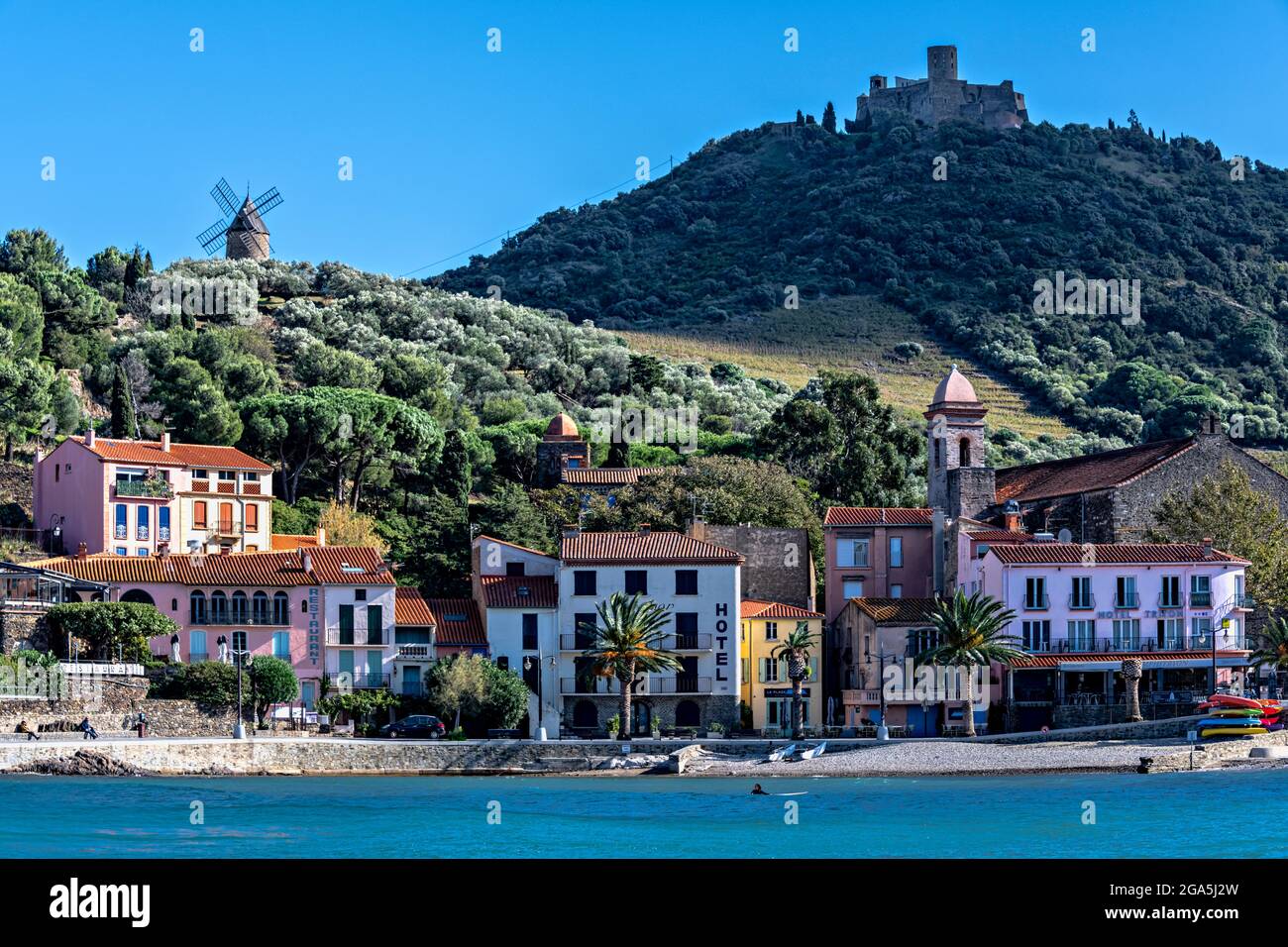 Vista della spiaggia e forte di Collioure, Pirenei Orientali, Francia. Foto Stock