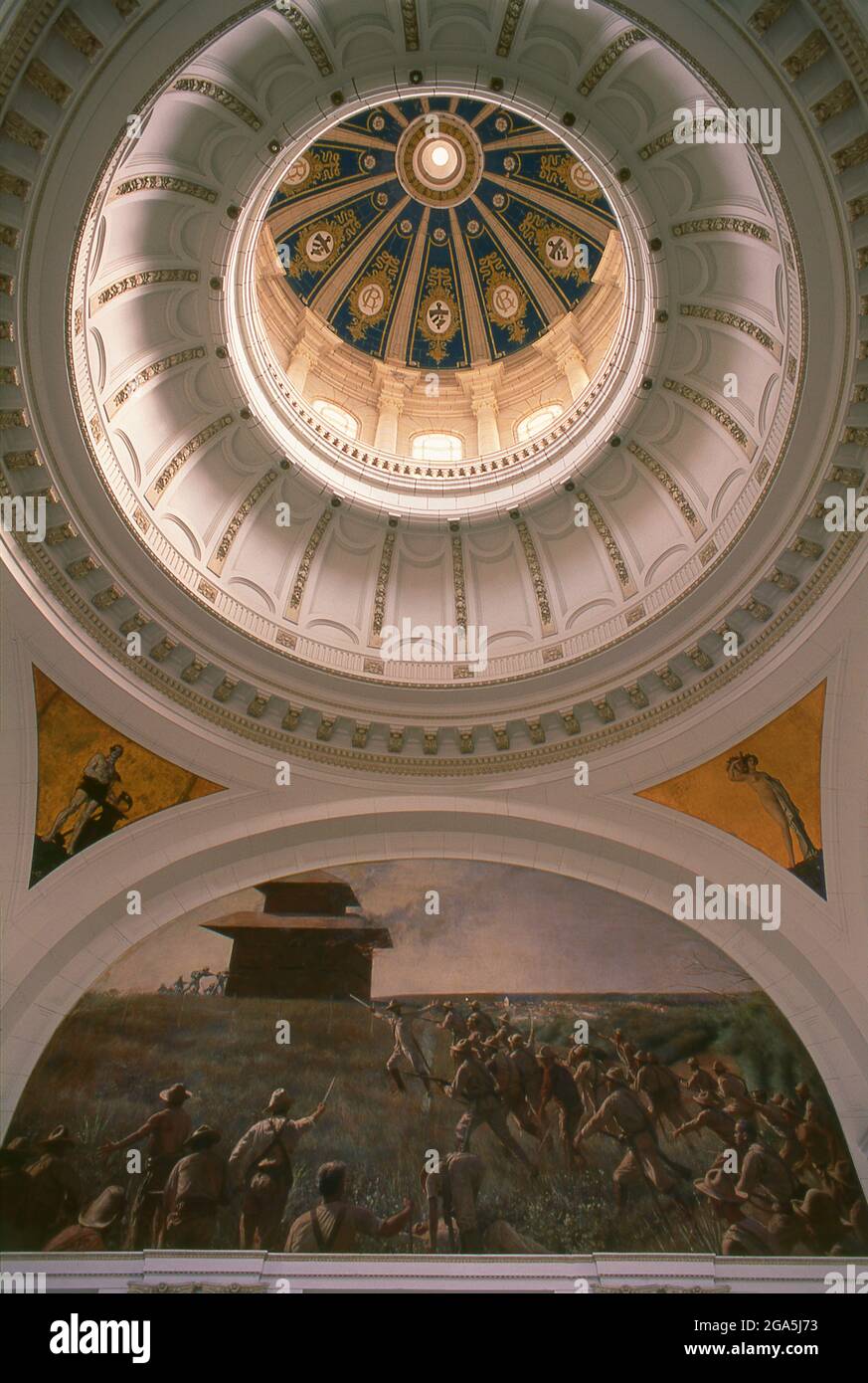 Cuba: La cupola centrale del Museo de la Revolución (Museo della Rivoluzione) con la pittura della Guerra rivoluzionaria, l'Avana Vecchia. Il museo ospitava originariamente il Palazzo Presidenziale di tutti i presidenti cubani, da Mario García Menocal a Fulgencio Batista. Il palazzo è stato progettato dall'architetto cubano Rodolfo Maruri e dall'architetto belga Paul Belau ed è stato inaugurato nel 1920. Foto Stock