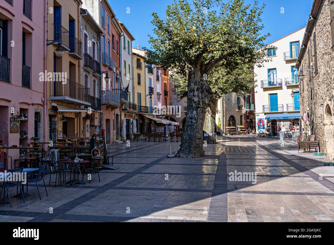 Strade nella città vecchia, Collioure, Pirenei Orientali, Linguadoca-Rossiglione, Francia. Foto Stock