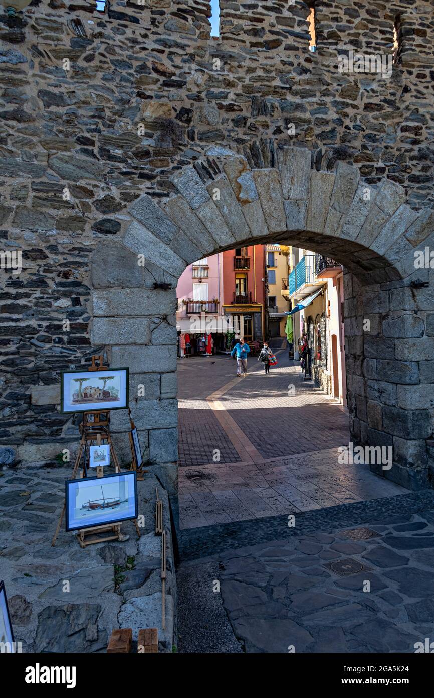 Strade nella città vecchia, Collioure, Pirenei Orientali, Linguadoca-Rossiglione, Francia. Foto Stock