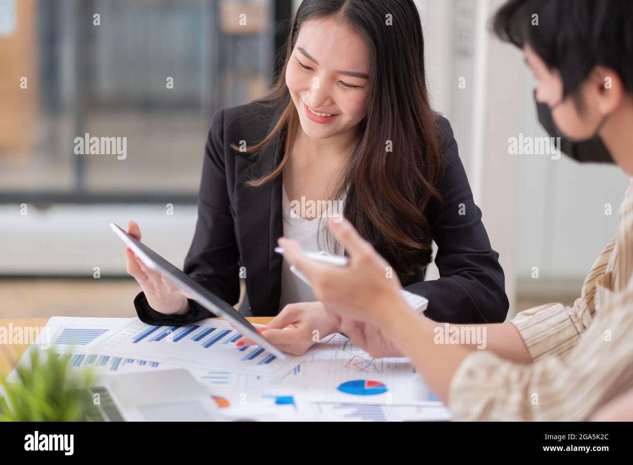 Business Consulting meeting lavorare e brainstorming nuovo concetto di investimento finanziario per progetti di business Foto Stock